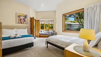 4 bedrooms, iron/ironing board, WiFi, bed sheets