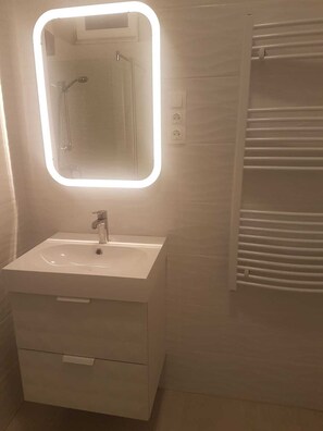 アパートメント | バスルーム | シャワー、ヘアドライヤー、タオル、石鹸