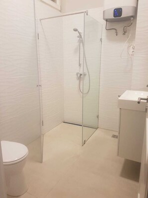 Apartment | Bathroom | Shower, hair dryer, towels, soap