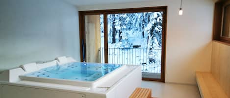 Sauna, tina de hidromasaje, baño de vapor y masajes