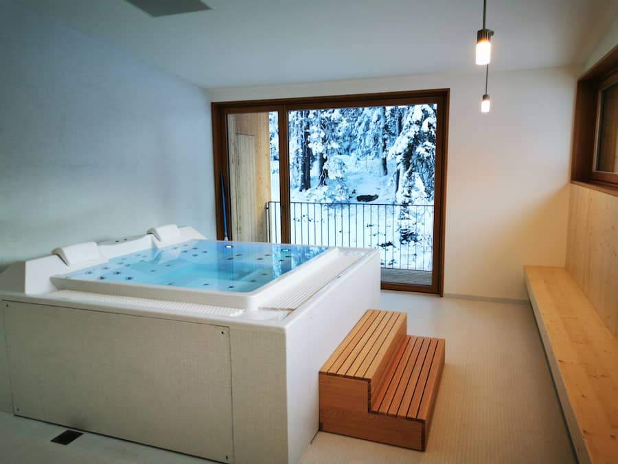 Sauna, hot tub, steam room, massages