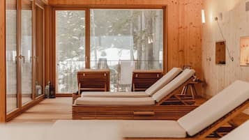 Een sauna, een bubbelbad, een stoombad, massagebehandelingen