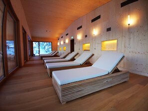 Een sauna, een bubbelbad, een stoombad, massagebehandelingen