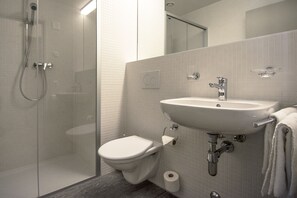 Shower, free toiletries, towels - Campra Alpine Lodge & Spa (Blenio)