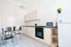Căn hộ | Bếp nhỏ riêng | Tủ lạnh, lò vi sóng, lò nướng, bếp nấu 