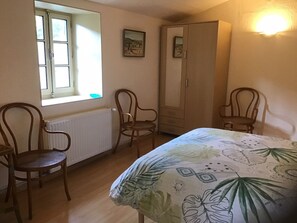 4 chambres, fer et planche à repasser, accès au Wi-Fi (inclus)