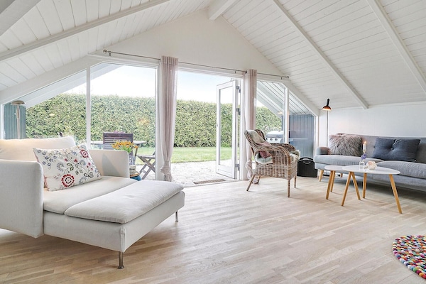 Una televisión, una chimenea