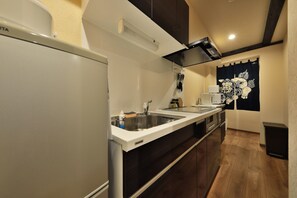 冰箱、微波炉、炉灶、厨具/餐具