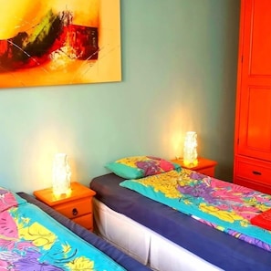 Quarto Azul | Hochwertige Bettwaren, Schreibtisch, laptopgeeigneter Arbeitsplatz