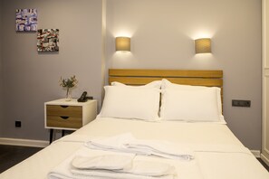 Studio Suite | Minibar, desk, laptop workspace, blackout drapes - Mephisto Apartment (Istanbul)