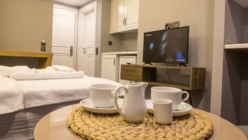 Studio Suite | Minibar, desk, laptop workspace, blackout drapes