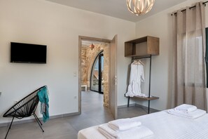 3 bedrooms, desk, soundproofing, iron/ironing board