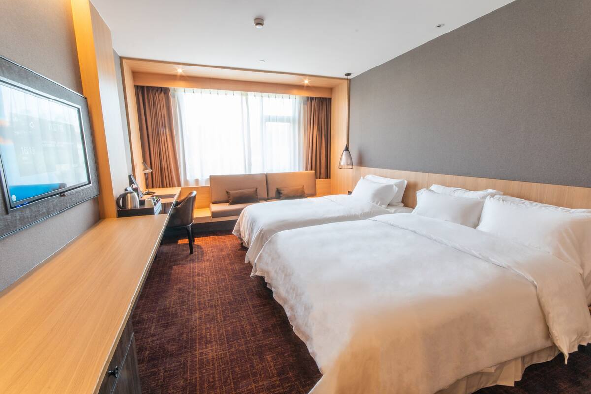 Kamar Triple Keluarga | Seprai premium, selimut bulu angsa, bantalan ekstra lembut, dan brankas