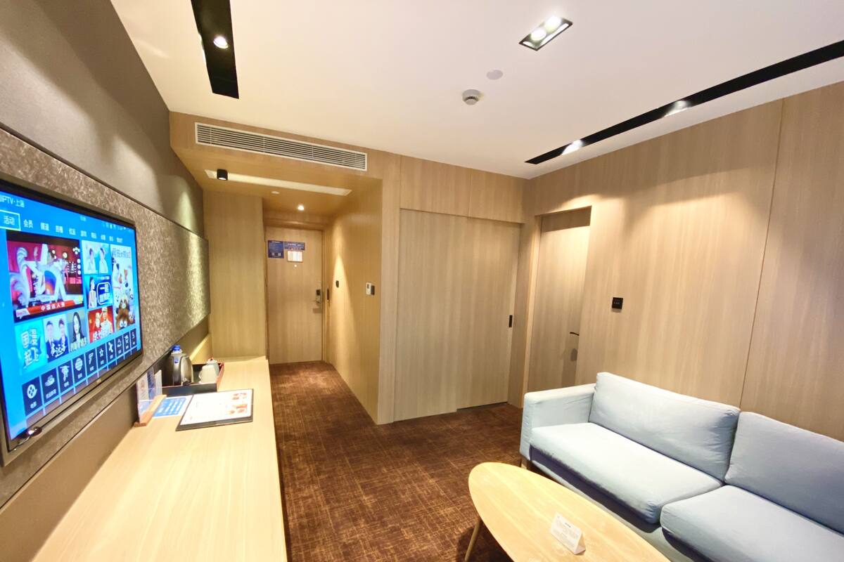Kamar Double Grand | Seprai premium, selimut bulu angsa, bantalan ekstra lembut, dan brankas