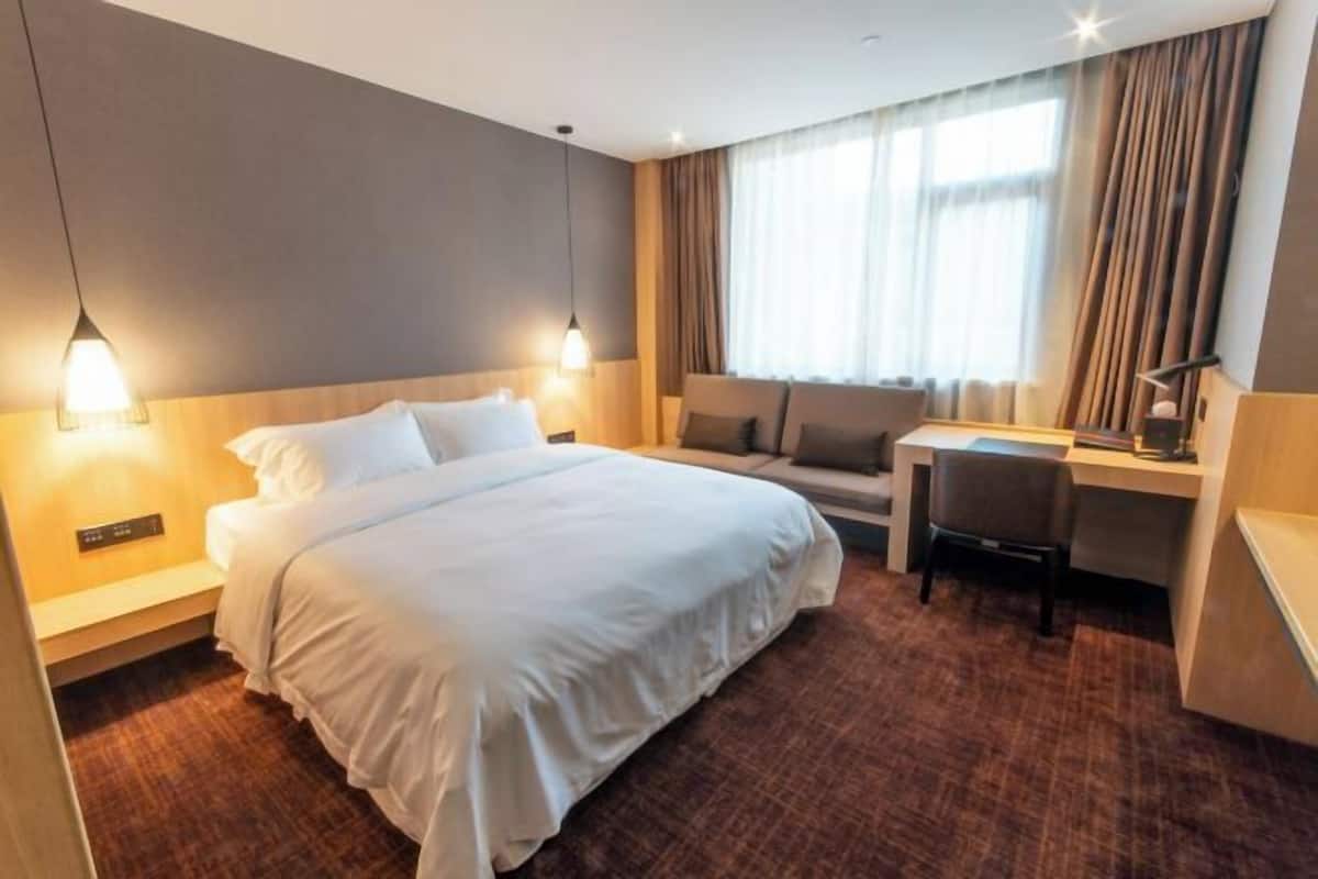 Premium bedding, down comforters, pillowtop beds, in-room safe