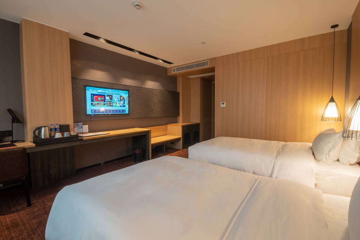 Kamar Twin Premier | Seprai premium, selimut bulu angsa, bantalan ekstra lembut, dan brankas
