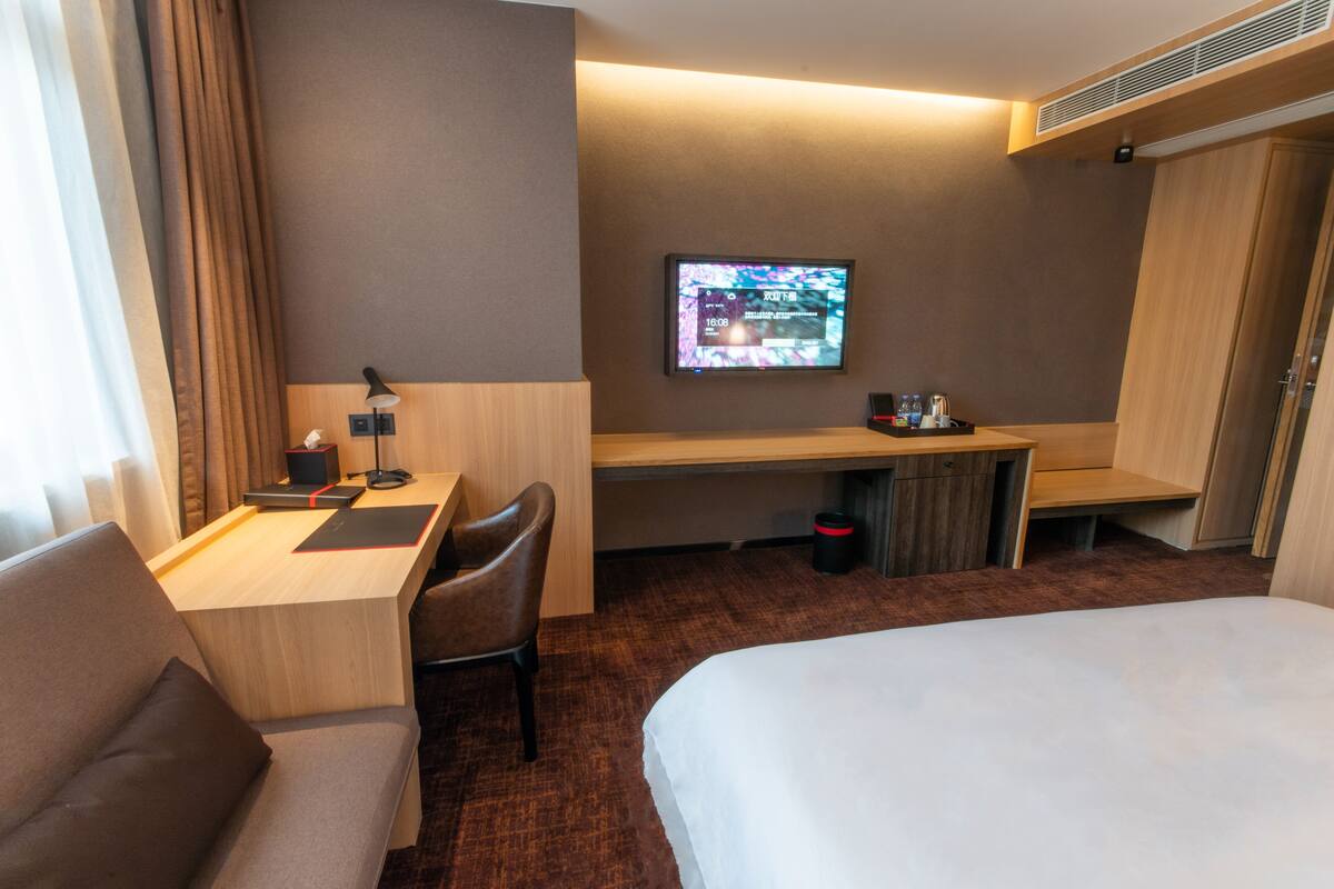 Kamar Double Premier | Seprai premium, selimut bulu angsa, bantalan ekstra lembut, dan brankas