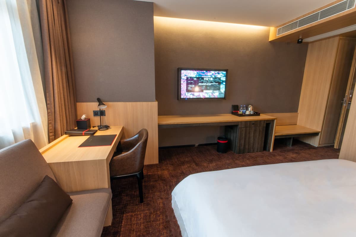 Premier Double Room | Premium bedding, down comforters, pillowtop beds, in-room safe