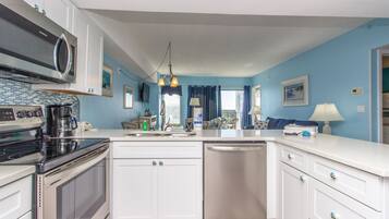 Een koelkast, een microgolfoven, een oven, een kookplaat