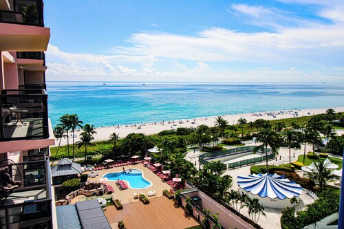 Invitant condo avec piscine et accès à la plage