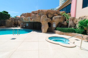 A heated pool - Alexander 1209, Partial Ocean View, 2 pools, sauna, gym, tiki bar (Miami Beach)