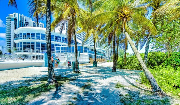 Property grounds - Castle 1033 Ocean view studio, Pool and Beach Access, FREE Parking, Tennis and more! (Miami Beach)