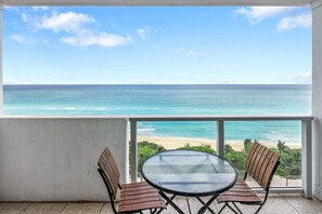 Outdoor dining - Castle 828 Oceanfront Studio with Balcony! Free Parking, Pool, Beach, Gym, Tennis, and more! (Miami Beach)