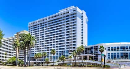 Castle 1131 Oceanfront condo with ocean view beach, pool, bar, tennis, gym, free parking and gym!