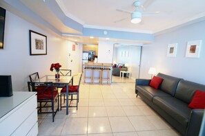Smart TV - Castle 1131 Oceanfront condo with ocean view beach, pool, bar, tennis, gym, free parking and gym! (Miami Beach)