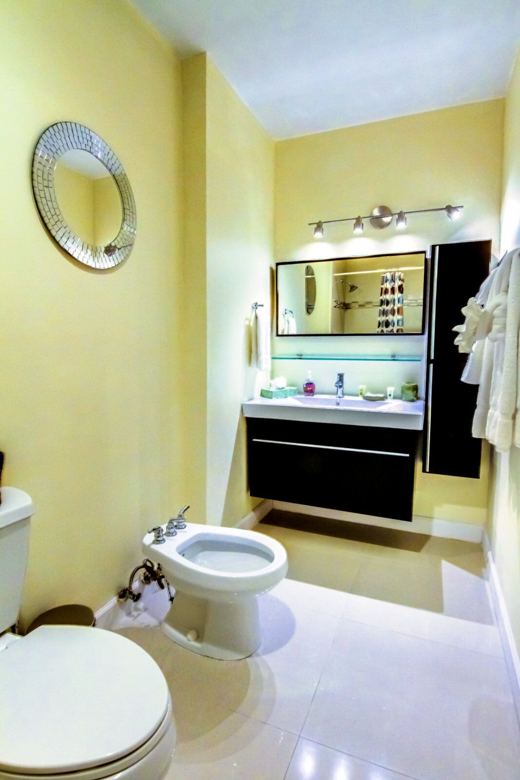 Une salle de bain équipée de toilettes, d’un bidet et d’un lavabo.
