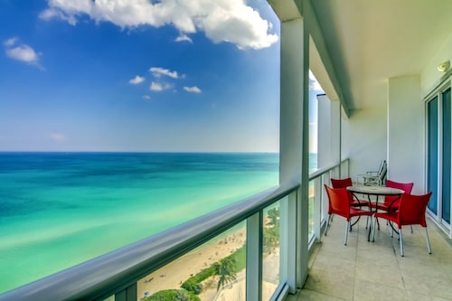 Castle PH3 Oceanfront Penthouse with Free parking, Gym and direct beach access!