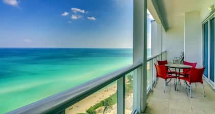 Castle PH3 Oceanfront Penthouse with Free parking, Gym and direct beach access!