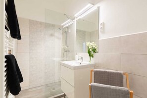 アパートメント | バスルーム | シャワー、ヘアドライヤー、タオル、石鹸