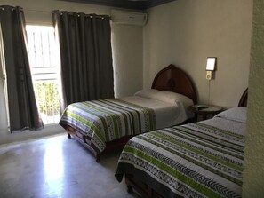 Quarto quádruplo standard | Cortinas blackout, ferros/tábuas de passar roupa, Wi-Fi de cortesia