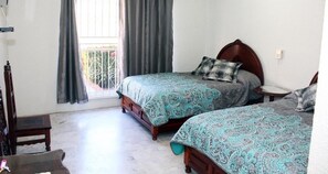 Quarto quádruplo standard | Cortinas blackout, ferros/tábuas de passar roupa, Wi-Fi de cortesia