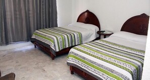 Quarto quádruplo standard | Cortinas blackout, ferros/tábuas de passar roupa, Wi-Fi de cortesia