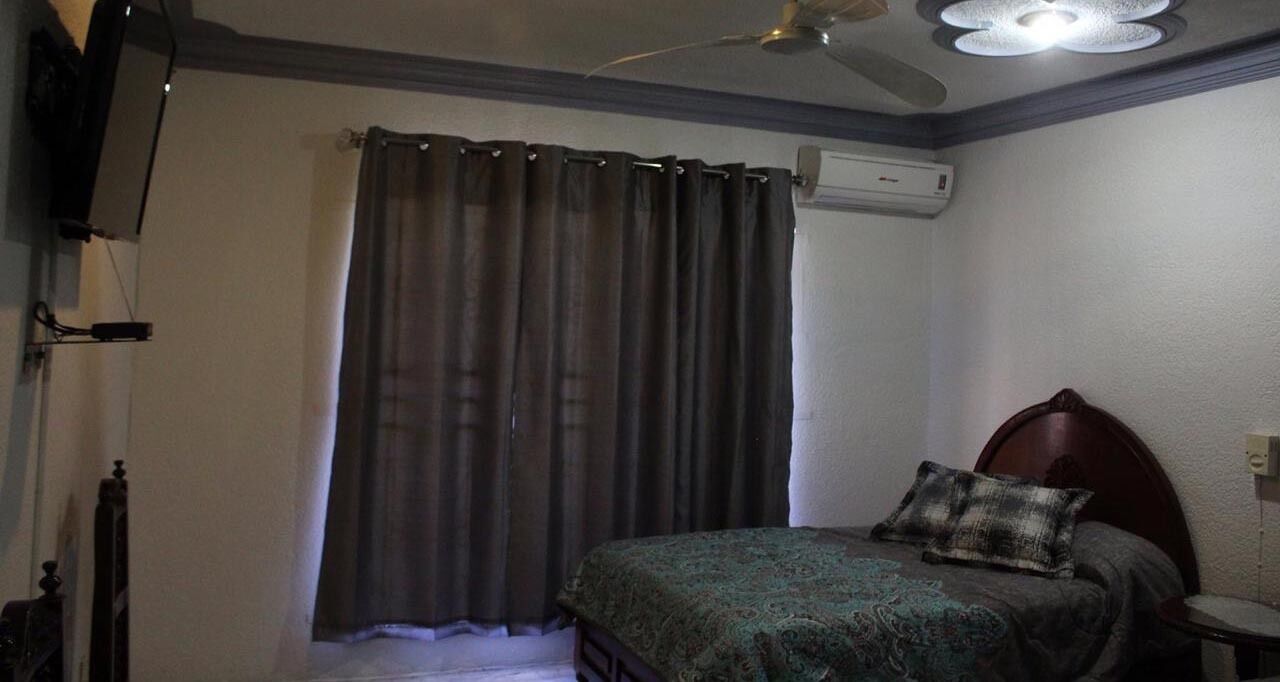 Quarto econômico | Cortinas blackout, ferros/tábuas de passar roupa, Wi-Fi de cortesia