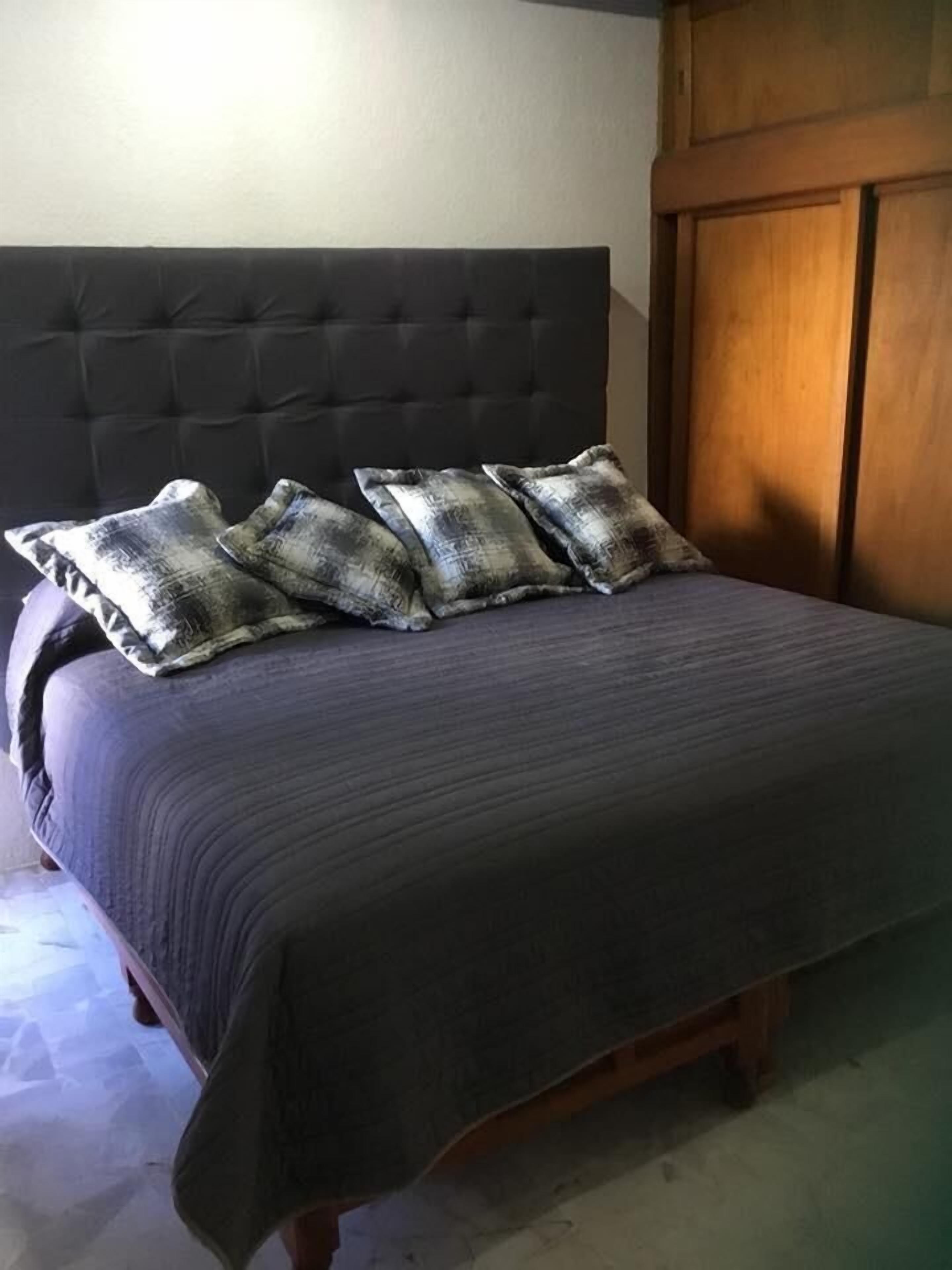 Quarto superior | Cortinas blackout, ferros/tábuas de passar roupa, Wi-Fi de cortesia