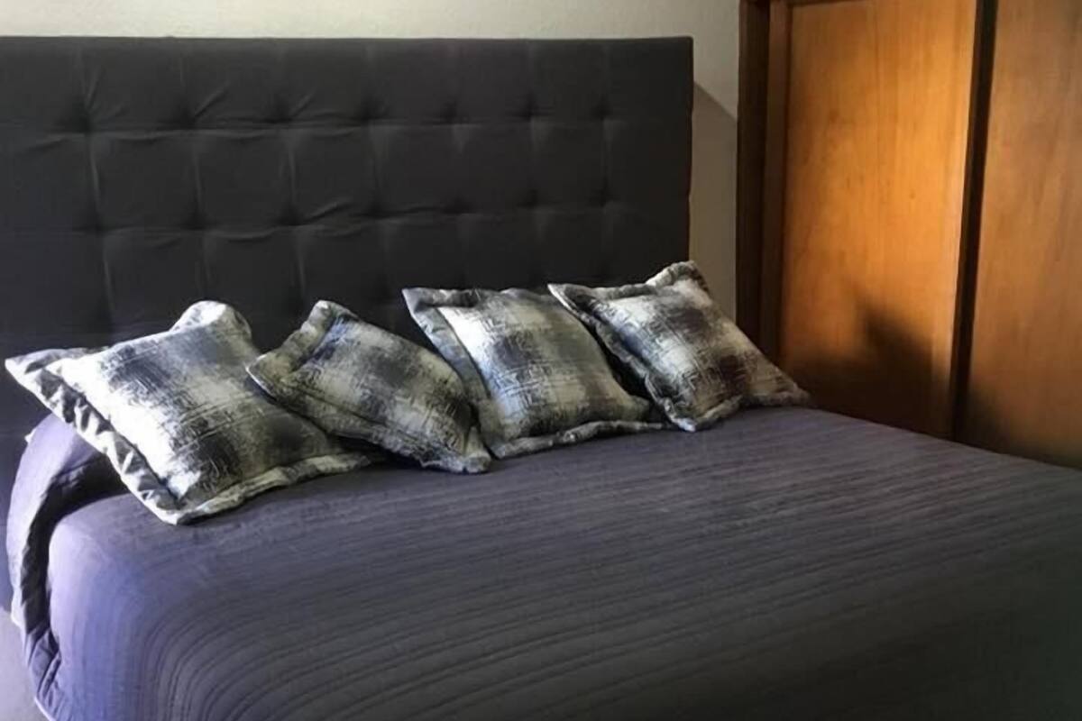 Quarto superior | Cortinas blackout, ferros/tábuas de passar roupa, Wi-Fi de cortesia