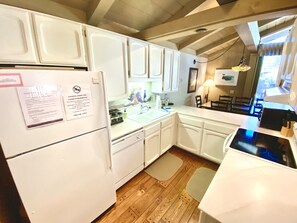 Fridge, microwave, oven, stovetop - Mountain Retreat. (Mammoth Lakes)