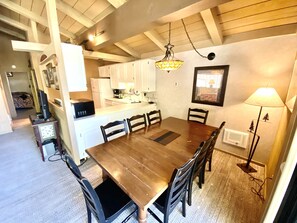 Dining - Mountain Retreat. (Mammoth Lakes)