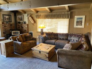 TV connectée, cheminée, lecteur de DVD, chaîne hi-fi