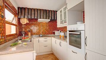 Een koelkast, een magnetron, een oven, een kookplaat