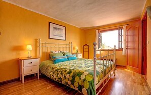 3 habitaciones, tabla de planchar con plancha, wifi y ropa de cama 