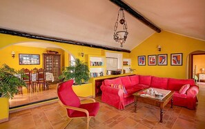 Smart TV, reproductor de DVD, libros y estéreo 