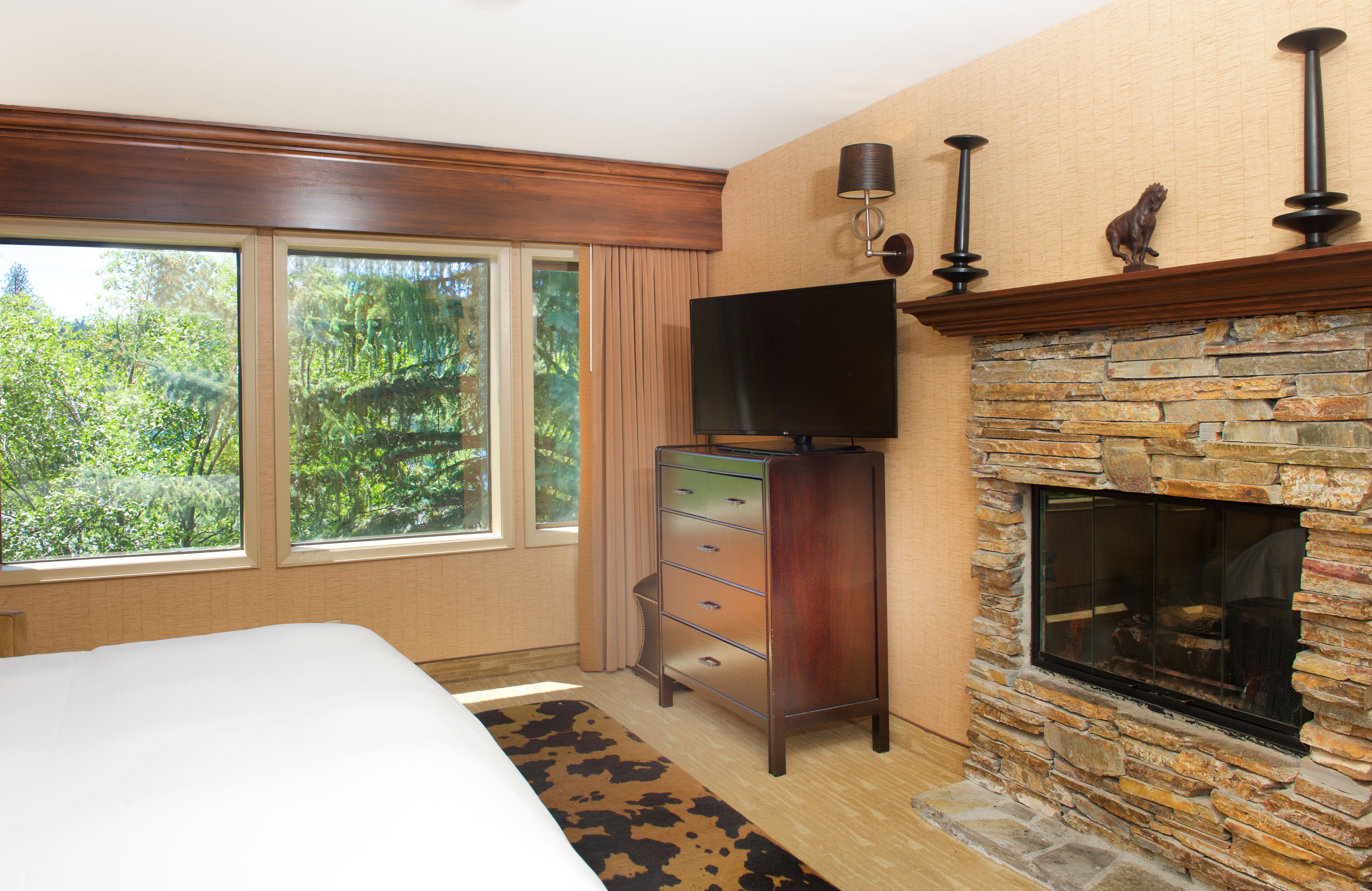 Suite, 1 King Bed, Balcony, Lakeside (Corner) | In-room safe, desk, laptop workspace, blackout drapes