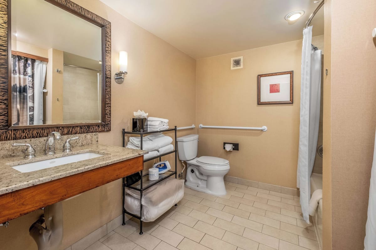 Zimmer, 1 King-Bett und Schlafsofa, rollstuhlgeeignete Dusche