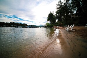 Plage privée, serviettes de plage, pêche sur place