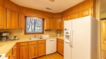Townhome, 2 Bedrooms | Private kitchen