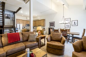 Smart TV, fireplace - Hot Tub/Pool! Fireplace! Large courtyard! Beautiful Kitchen! (Steamboat Springs)